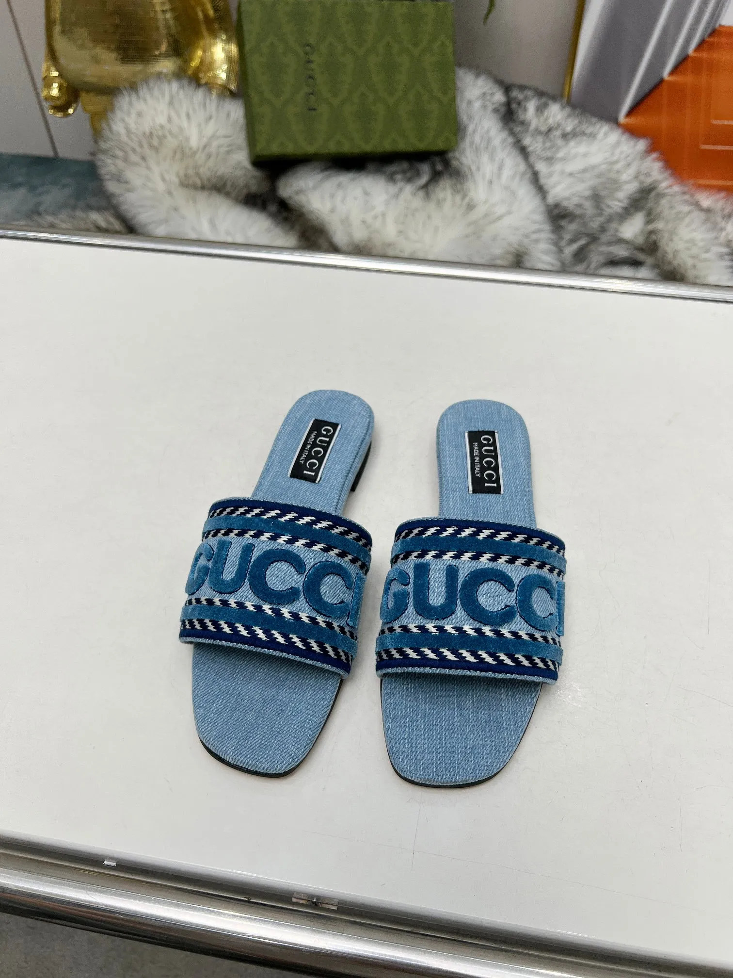 👟👟Ex-factory price 340👟👟 Genuine leather sole 200 Gucci 2024/Spring and summer new electric embroidery flat slippers hot style online —————————————— Perfect interpretation! The original development supports any comparison in the market! Carefully crafted materials! Months in the making! The pattern is extremely beautiful! Unique charm. The fabric is made from the original one-to-one ratio! Flash sale market free version! The thorn lines and three-dimensional effect are full! High-end and high-end Factory No.: 828-16 ꫛꫀꪝ Go➫ Materials: ❶ Upper: Electric embroidery environmentally friendly washed denim fabric ❷ Feet: imported sheepskin, lining sheepskin. ❸Outsole! Original Italian leather outsole ➕ Rubber outsole ........................................ ♡Size: 35-44 ♡Colour: 1cm